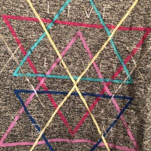 Grey Razorback tank top w geometric design